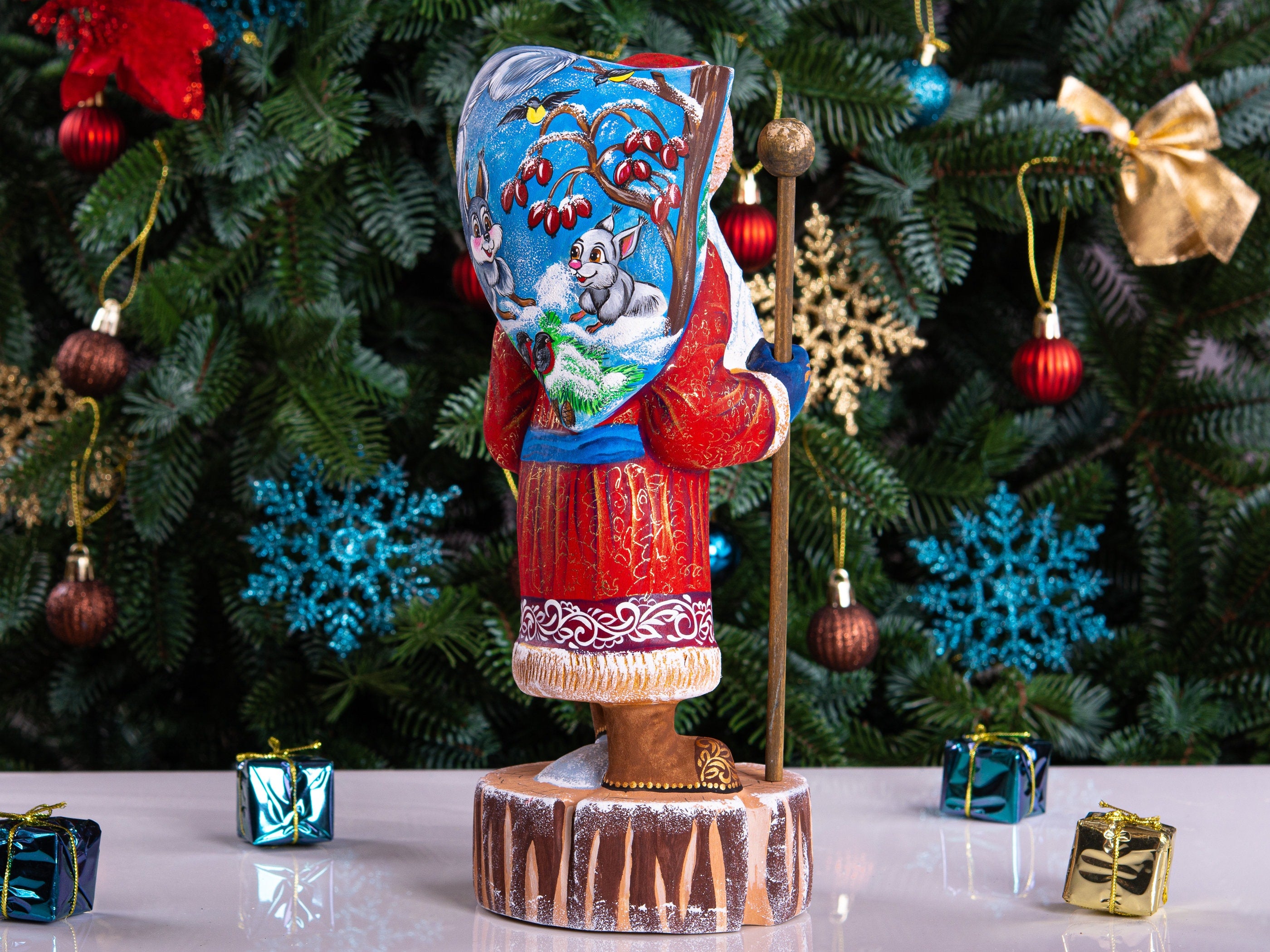 Hand-Carved Wooden Santa Claus Figurine: Collectible Christmas Decor