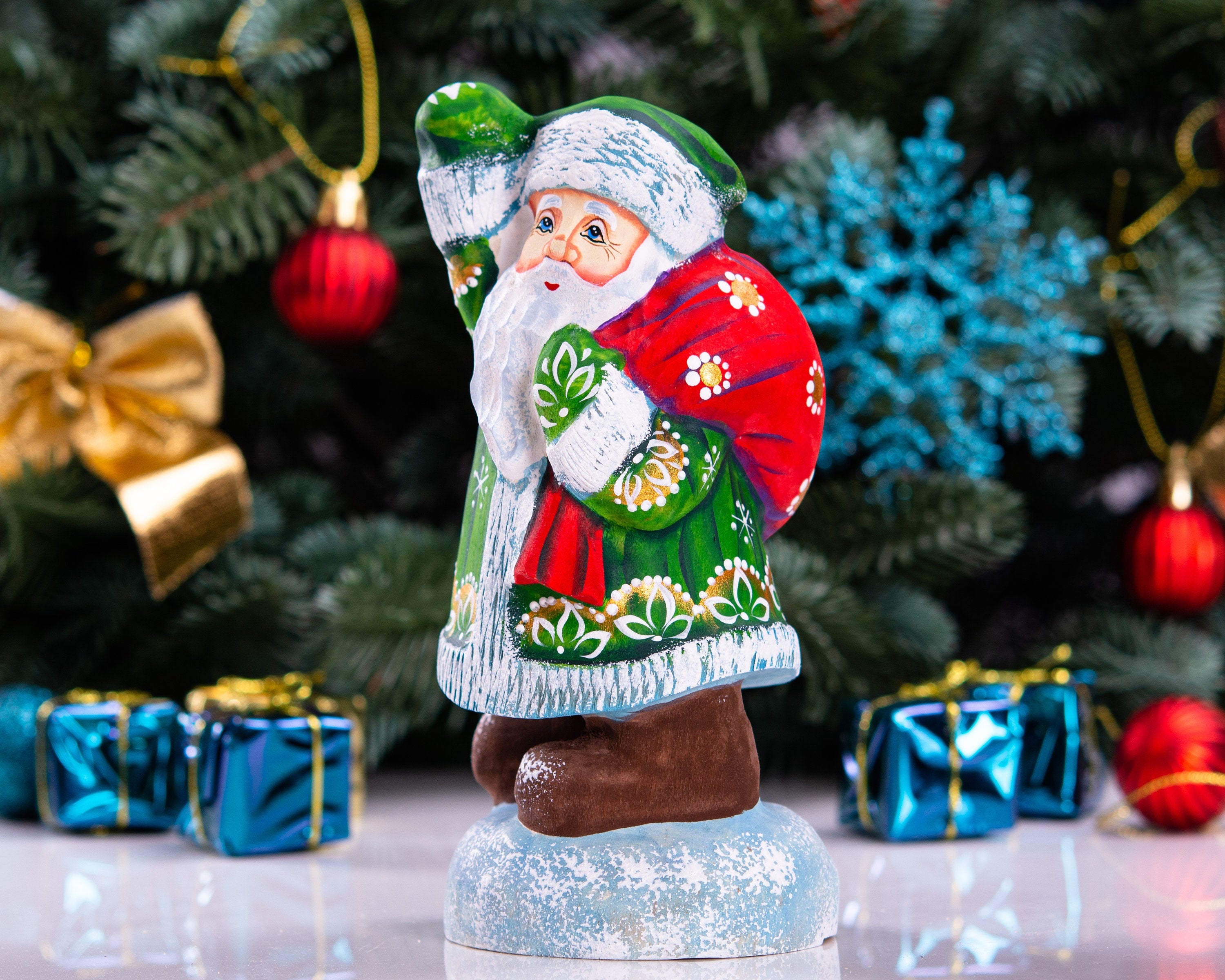 Father Christmas figurine 6.3 inch, green coat, shelf decor