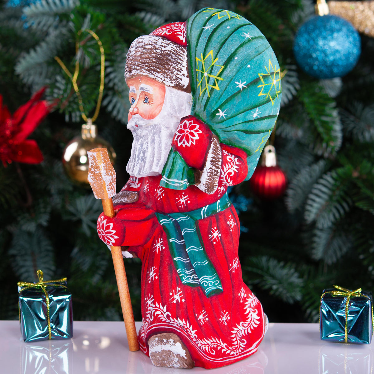 Hand-Carved Wooden Santa Claus Figurine: Holiday Home Decor