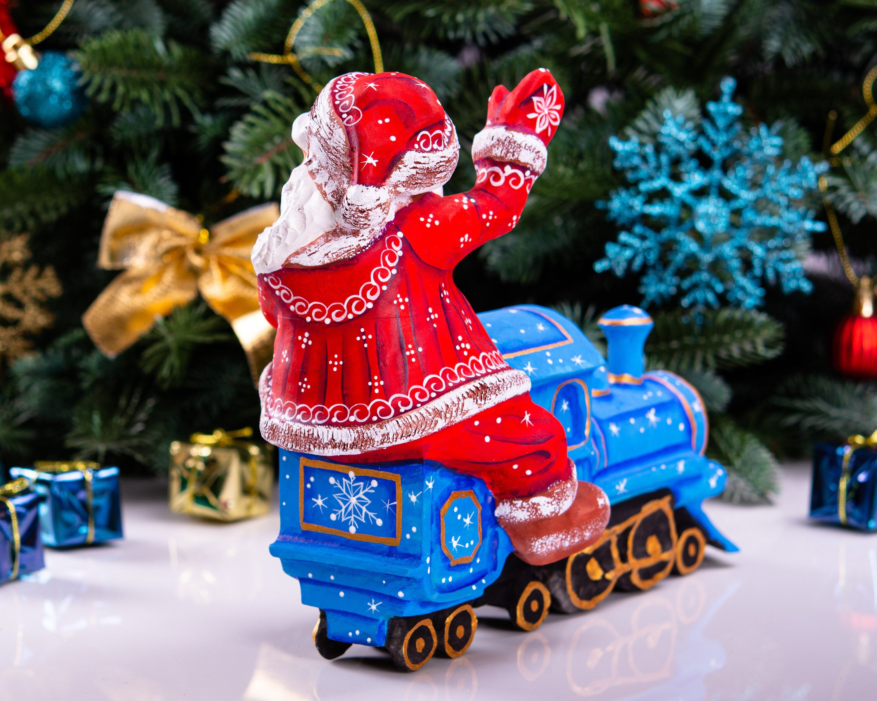 Hand Carved Wooden Santa Claus Figurine: Christmas Train Decor