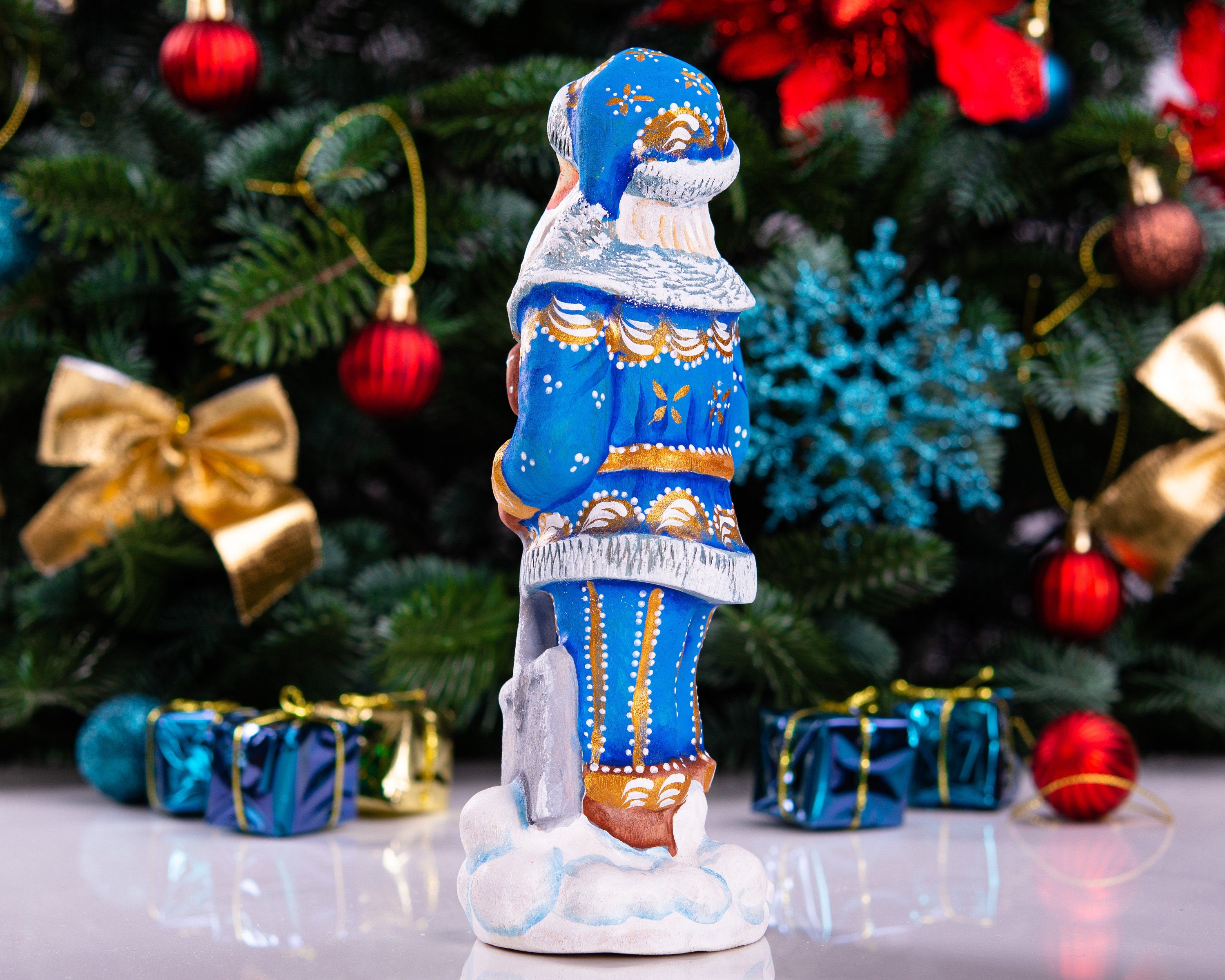 Father Christmas figurine with snow shovel in blue coat, 7.1 inch