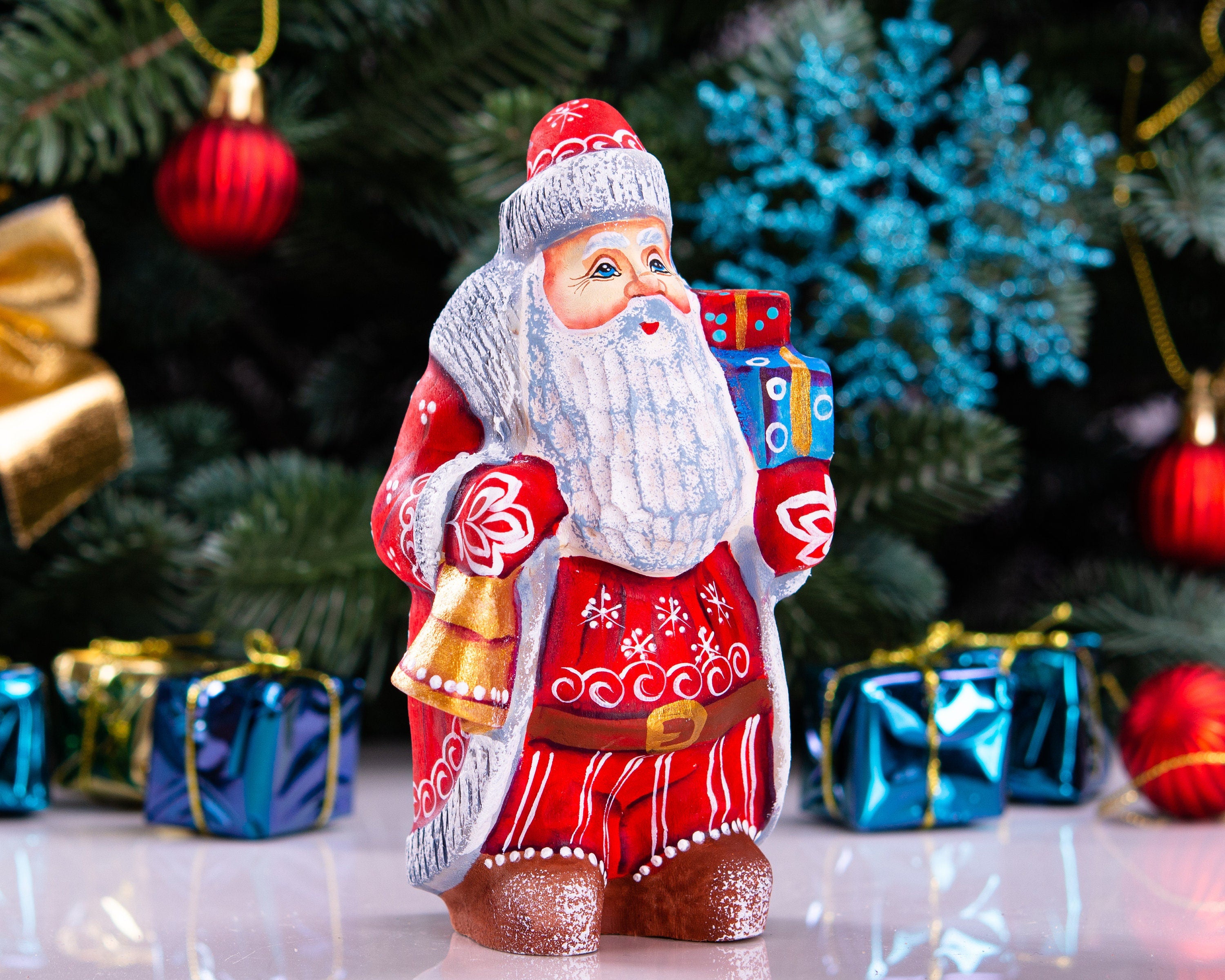 Hand Carved Wooden Santa Figurine: Eco-Friendly Christmas Decor
