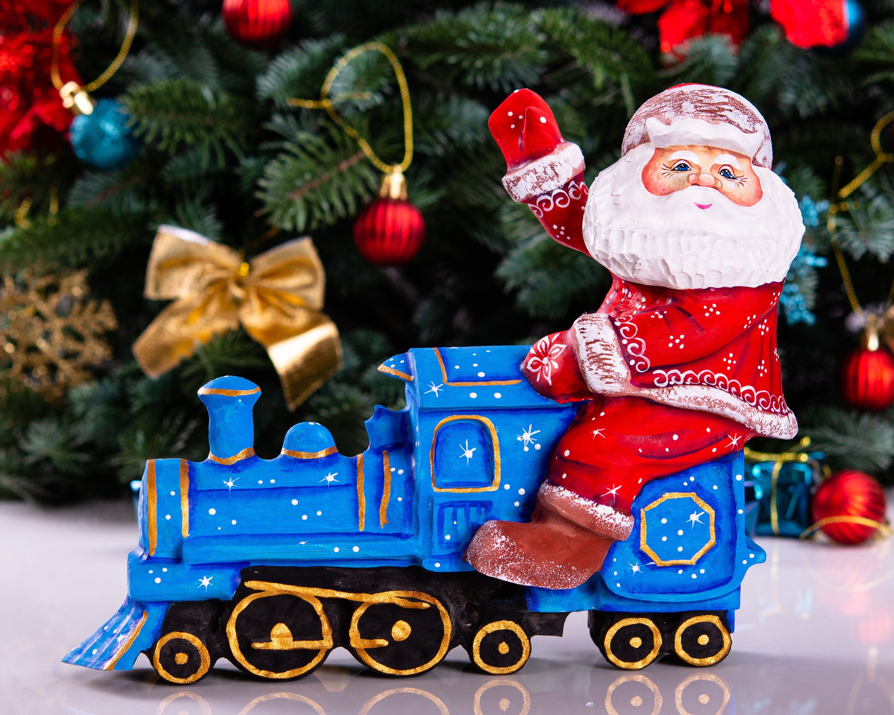 Hand Carved Wooden Santa Claus Figurine: Christmas Train Decor