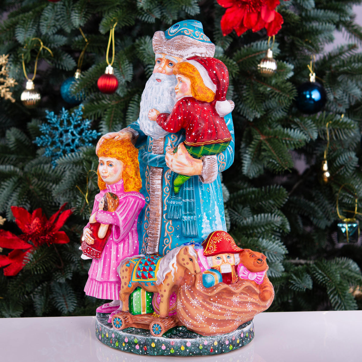 Hand-Carved Wooden Santa Claus Figurine: Collectible Christmas Decor
