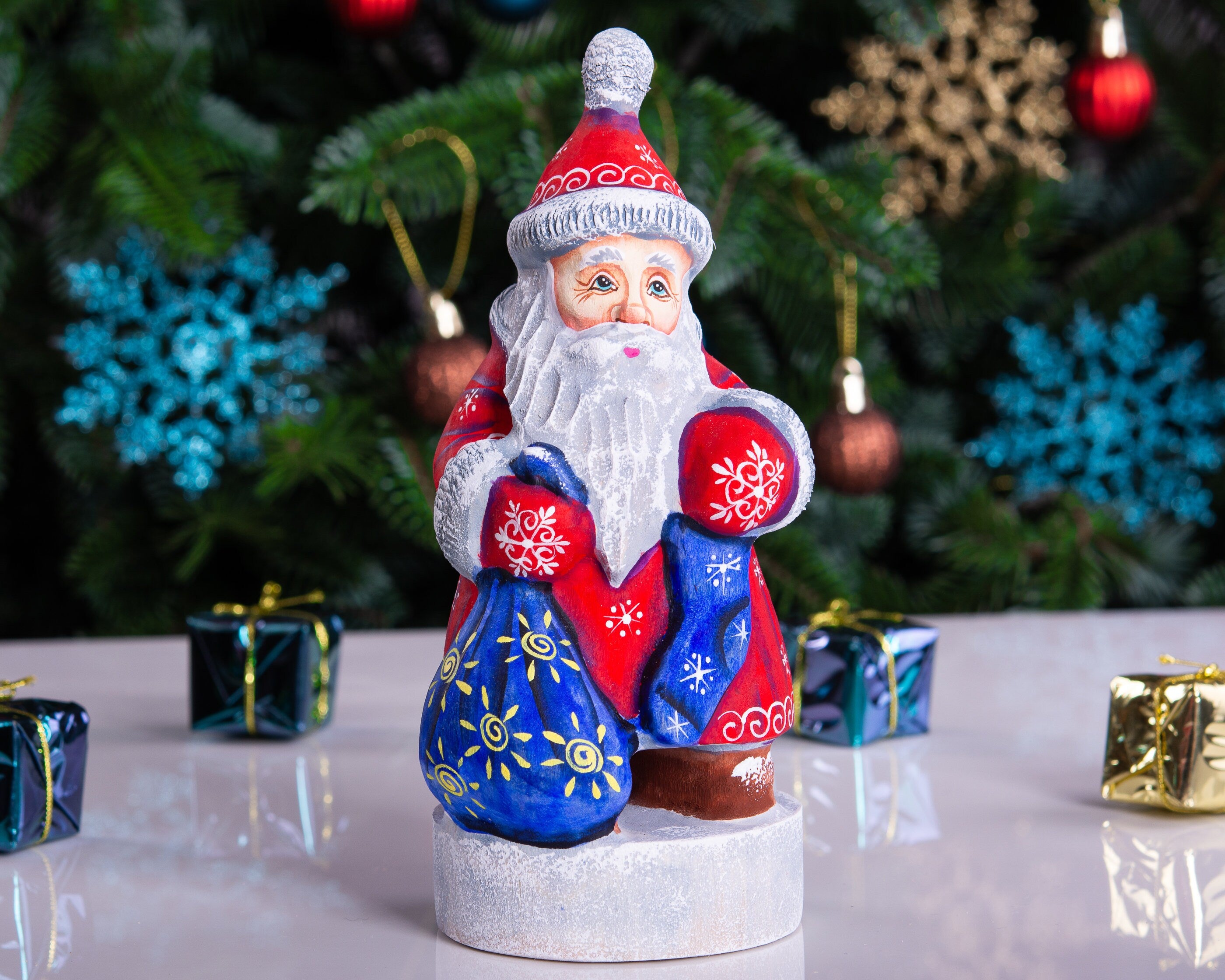 Hand‑carved Father Christmas 6.3" — gift sack and stocking