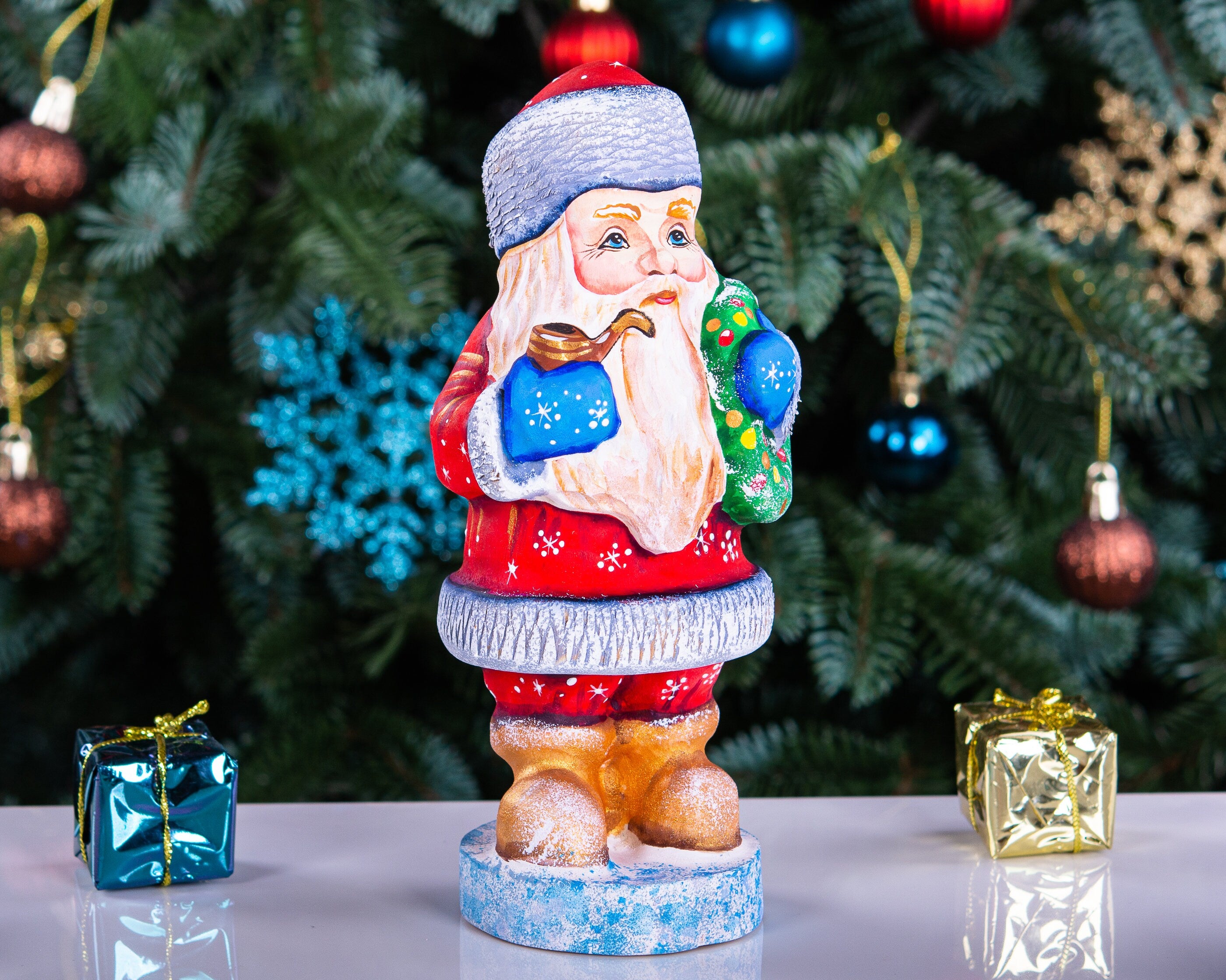 Santa Figurine 7", Hand‑Carved Wood, Christmas Wreath & Pipe