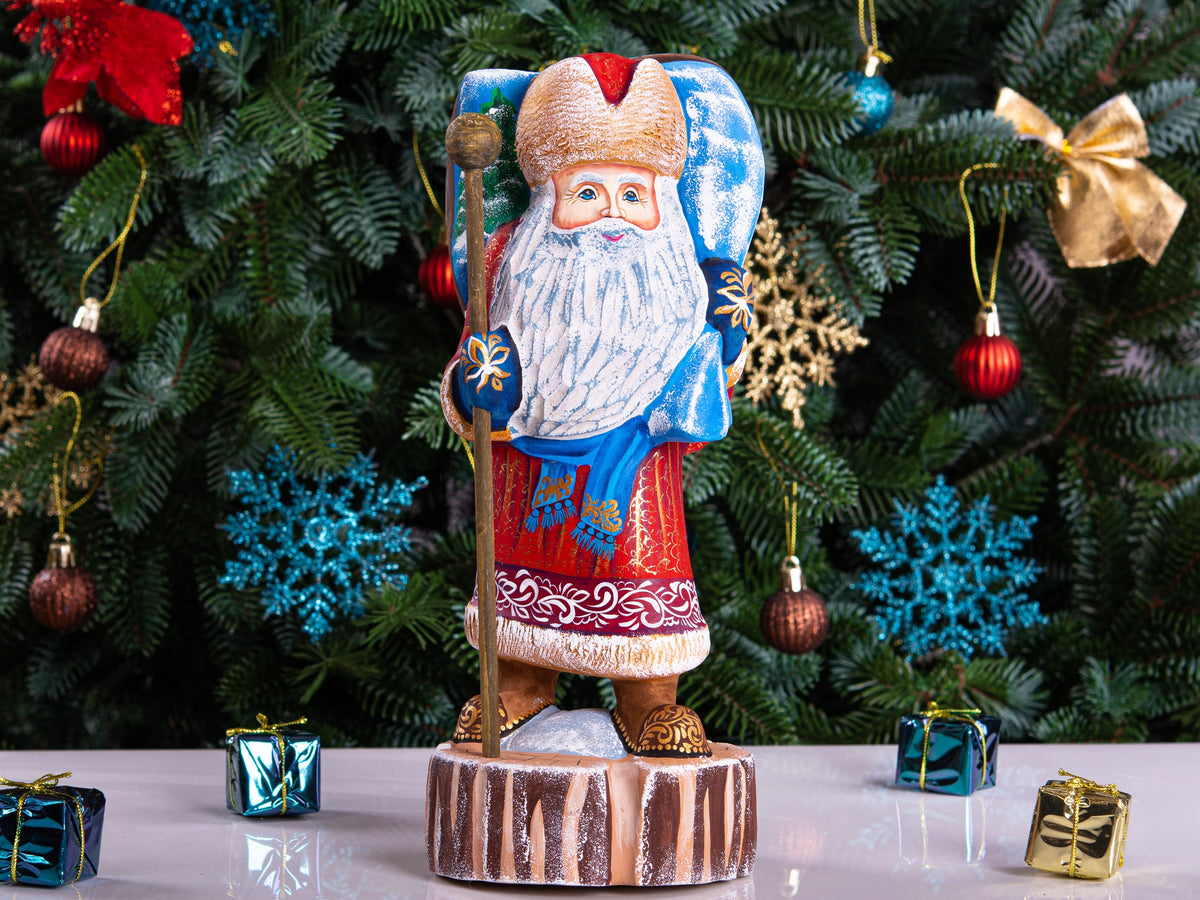 Hand-Carved Wooden Santa Claus Figurine: Collectible Christmas Decor