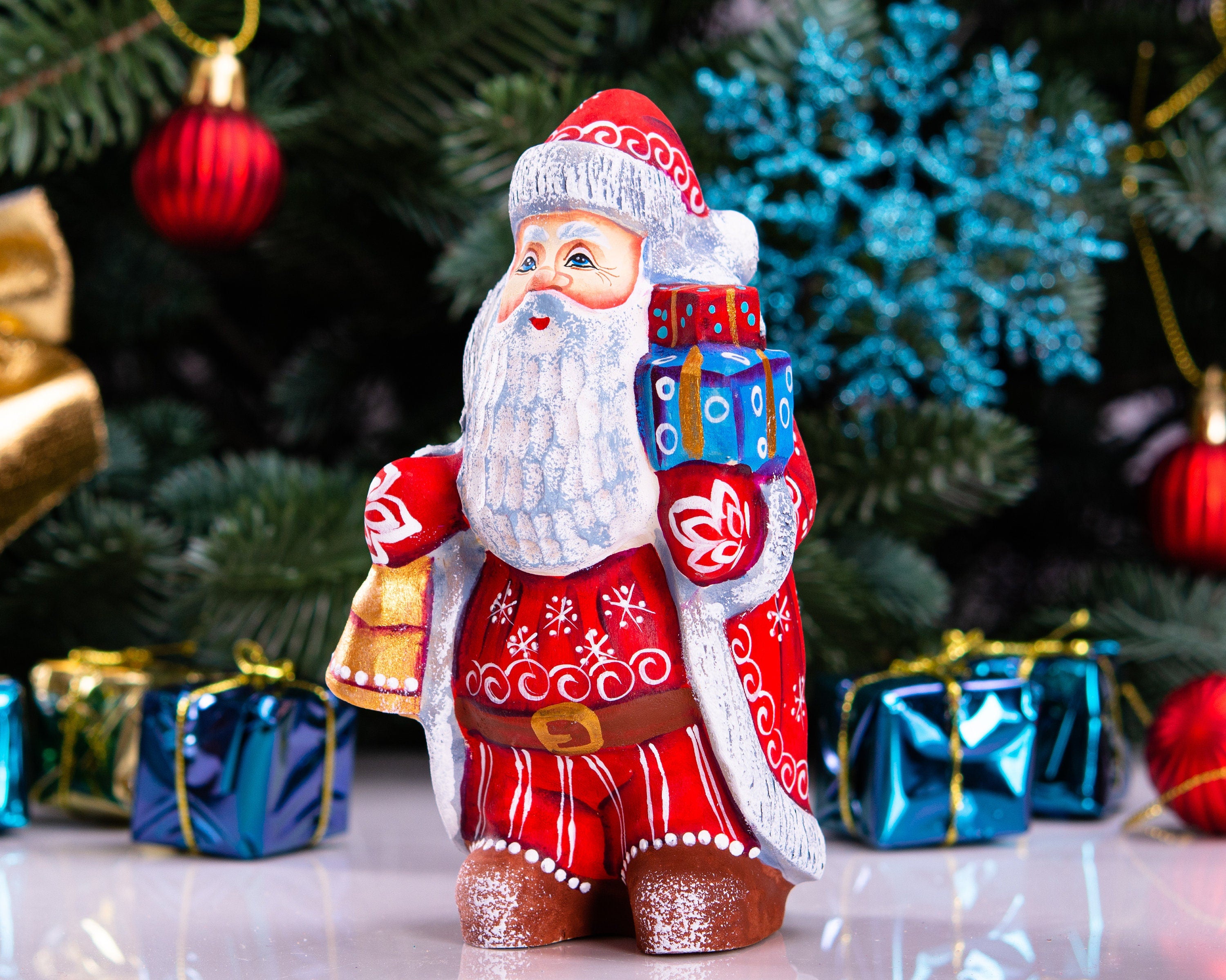 Hand Carved Wooden Santa Figurine: Eco-Friendly Christmas Decor