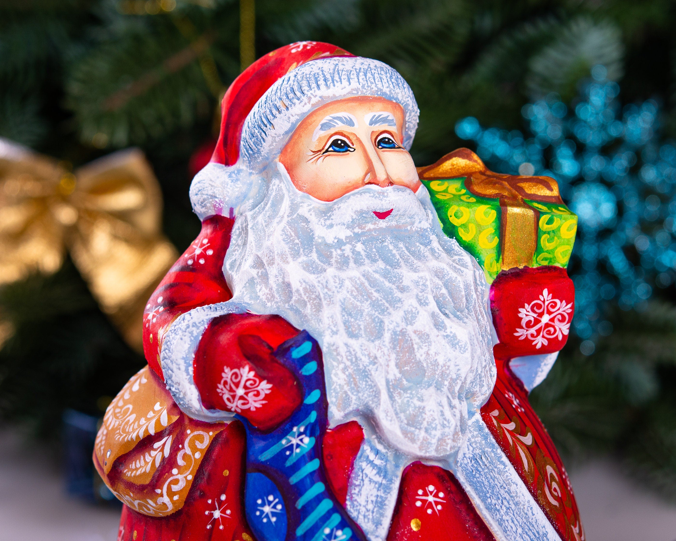 Old world Santa Claus figurine 7", handcraft wooden shelf decor