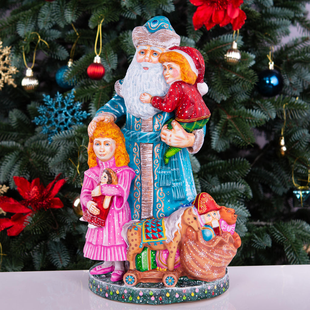 Hand-Carved Wooden Santa Claus Figurine: Collectible Christmas Decor