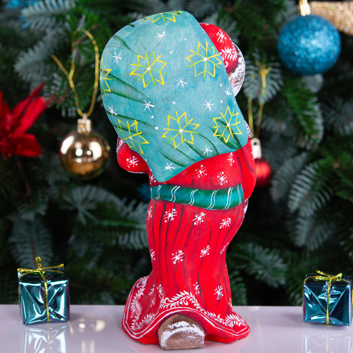 Hand-Carved Wooden Santa Claus Figurine: Holiday Home Decor