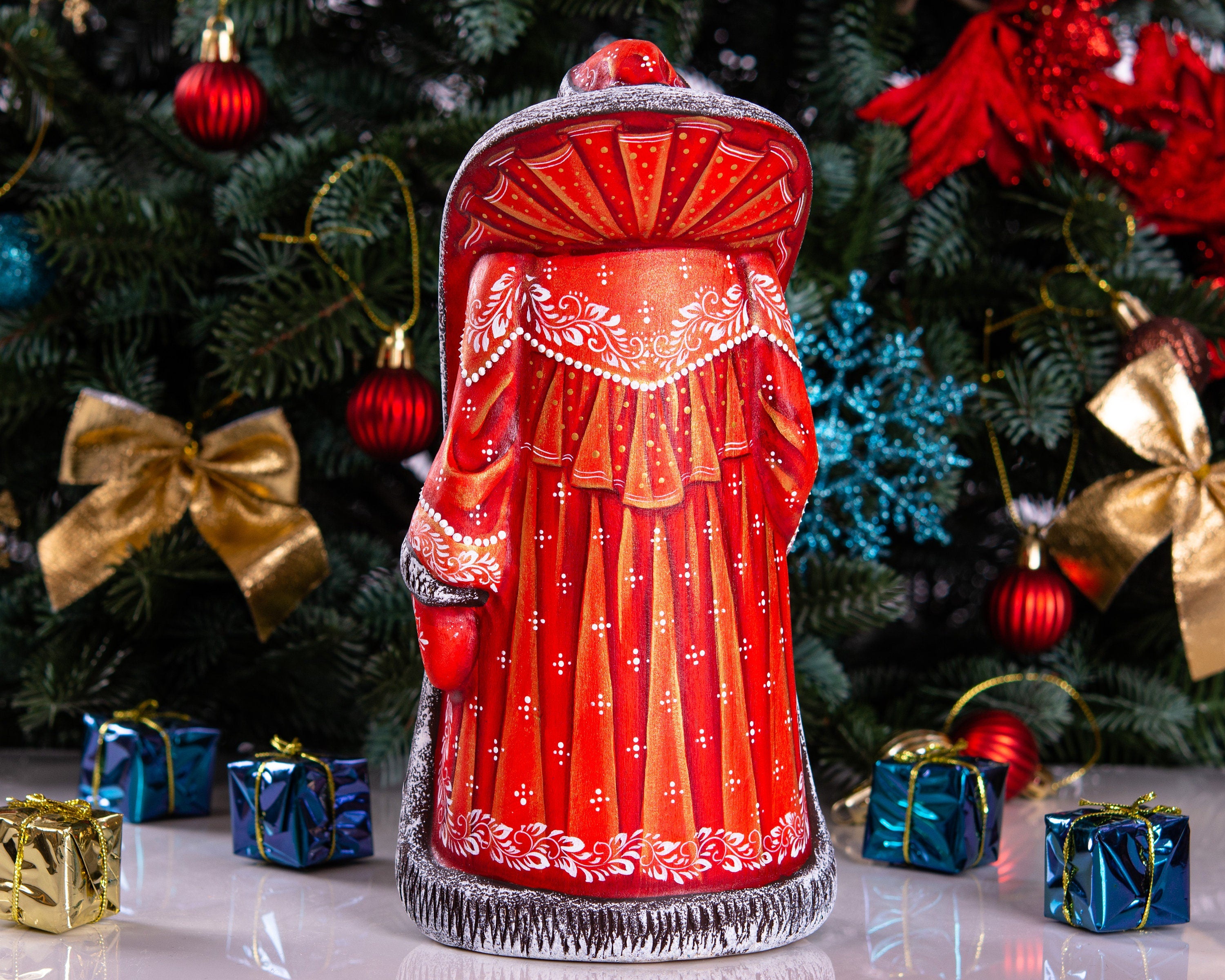 Old-World Santa wooden figurine 9.4 inch, Nutcracker Christmas scene, mantel display decor