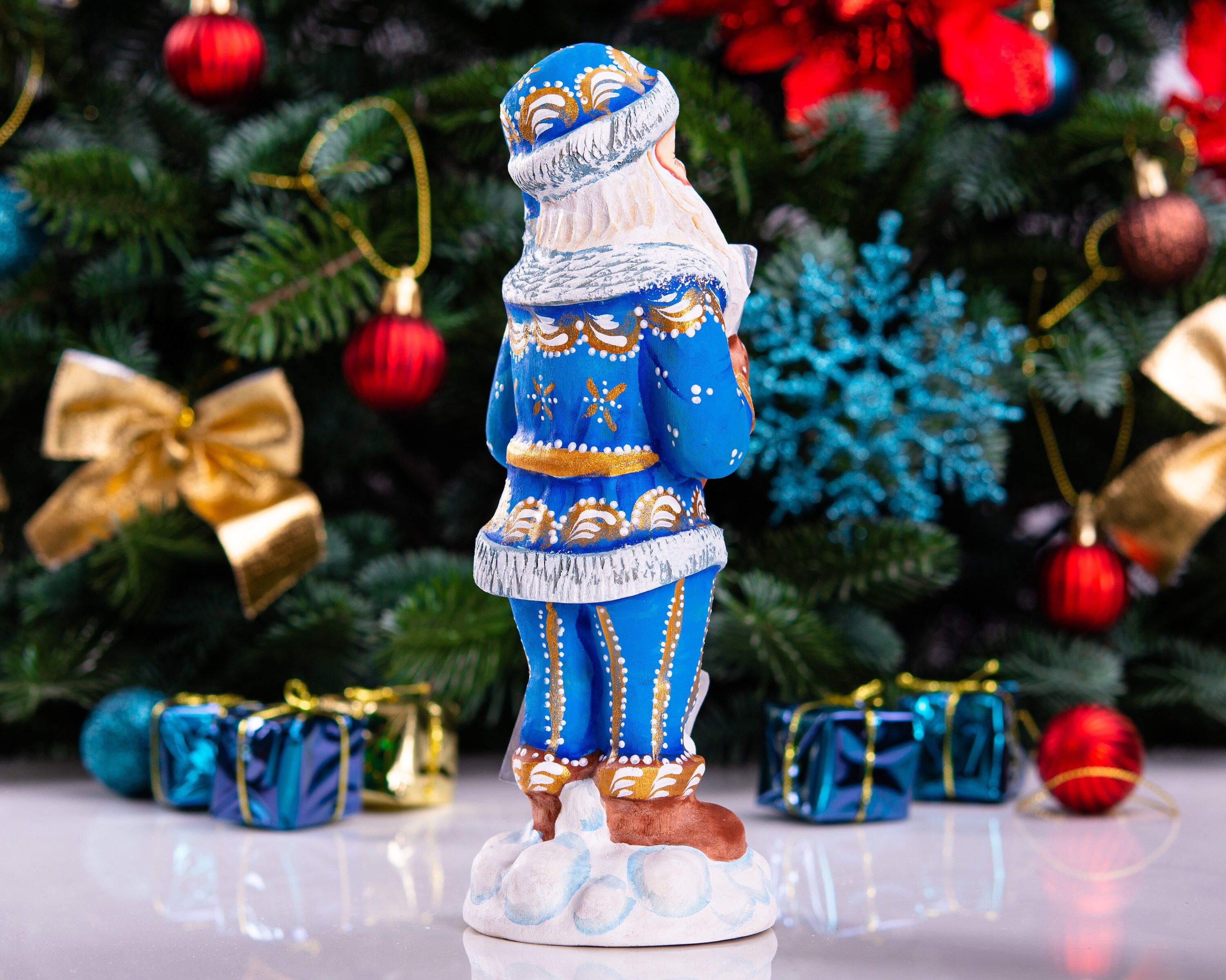 Father Christmas figurine with snow shovel in blue coat, 7.1 inch