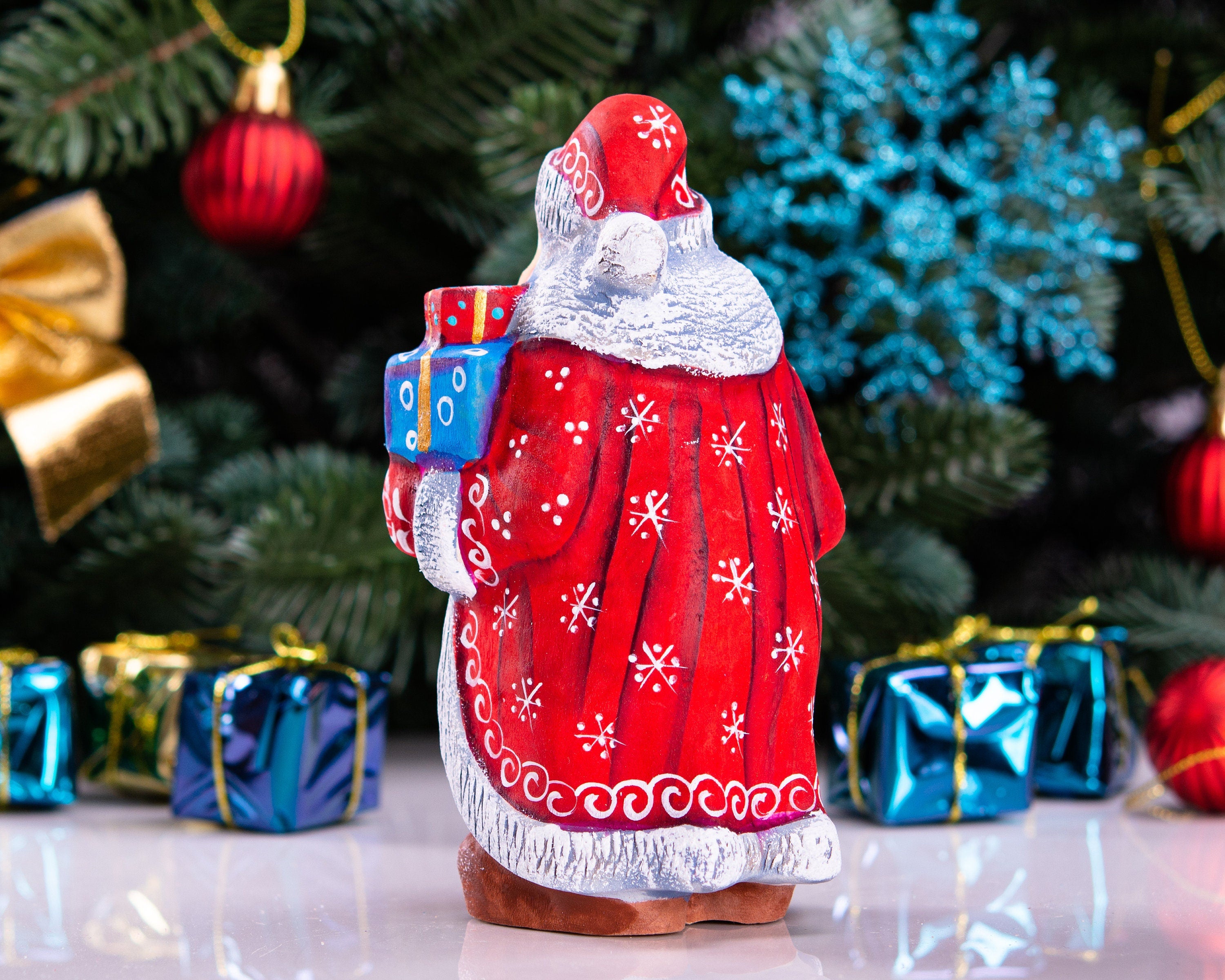 Hand Carved Wooden Santa Figurine: Eco-Friendly Christmas Decor