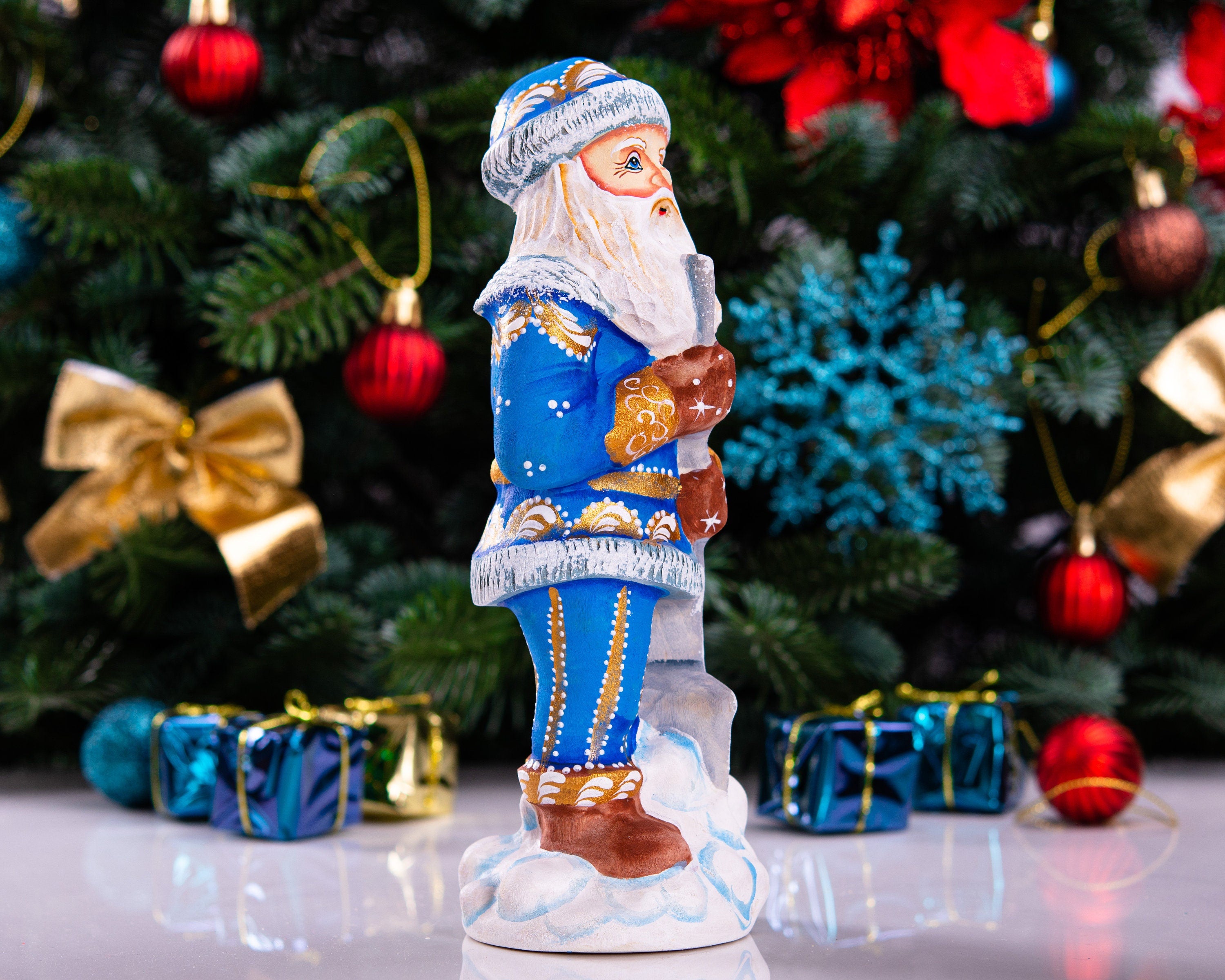 Father Christmas figurine with snow shovel in blue coat, 7.1 inch