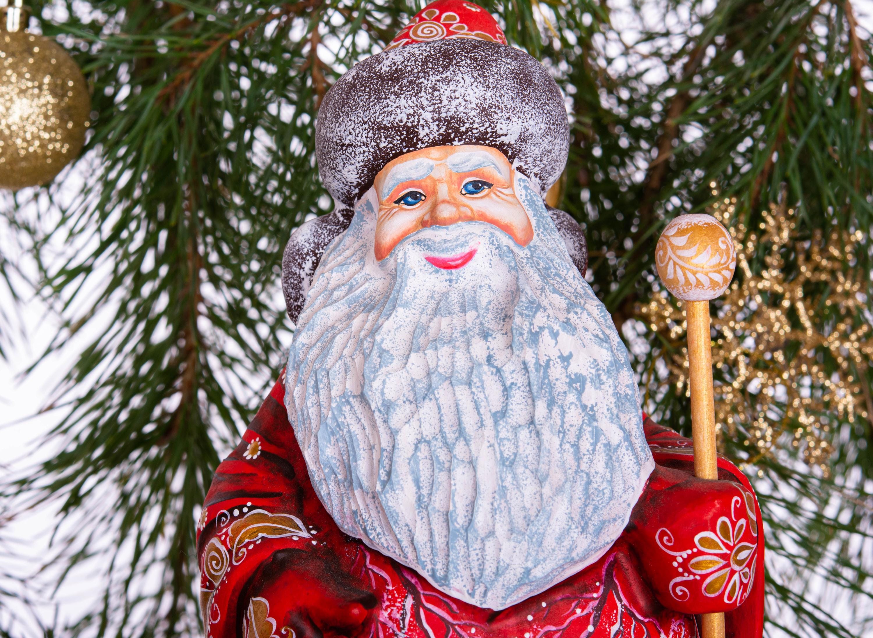 Hand Carved Wooden Santa Claus Figurine: Retro Christmas Decor