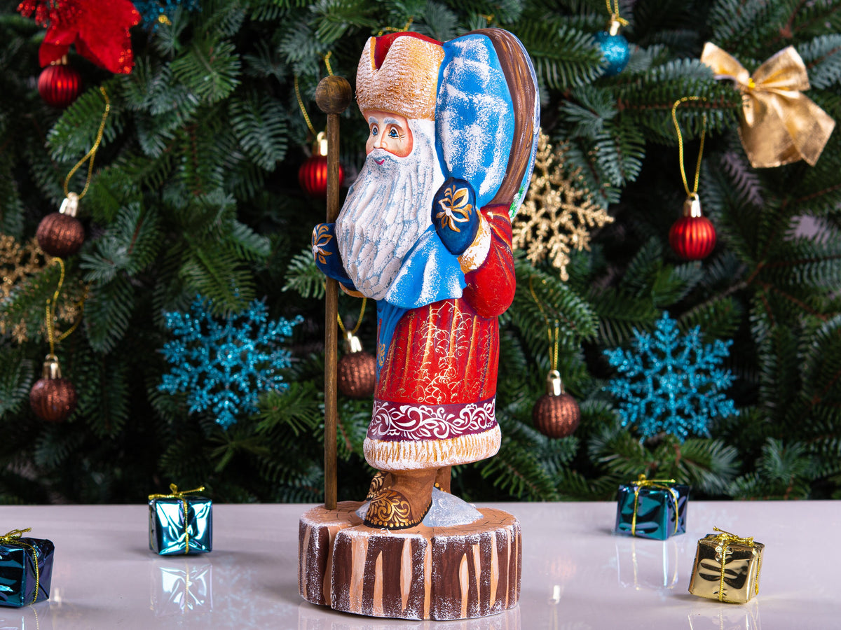 Hand-Carved Wooden Santa Claus Figurine: Collectible Christmas Decor