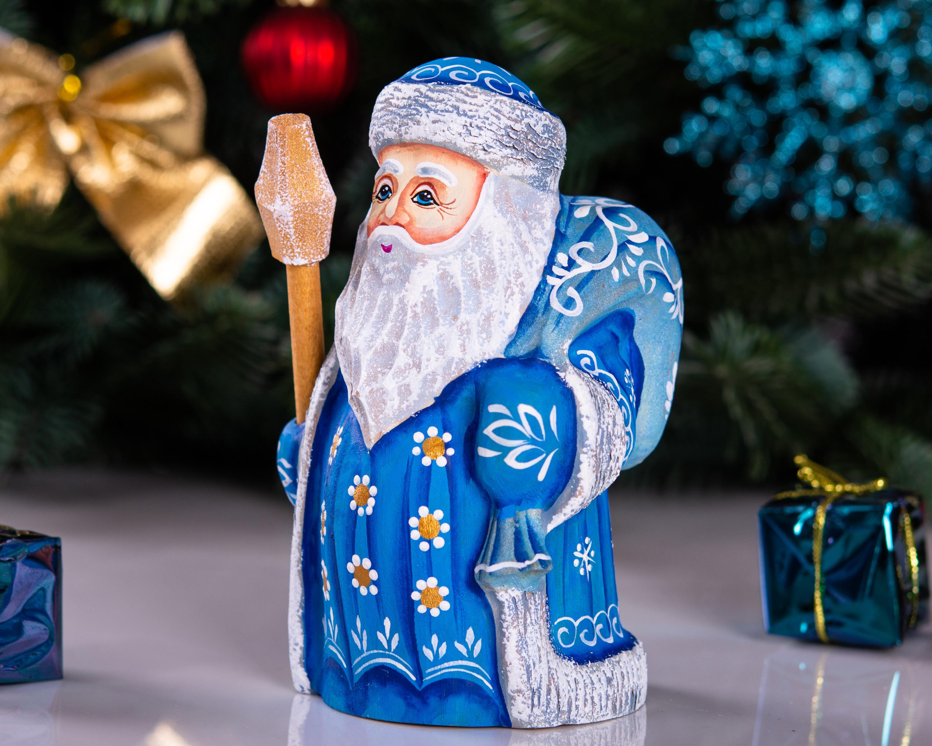 Hand Carved Wooden Santa Claus Figurine: Hand-Painted Christmas Decor