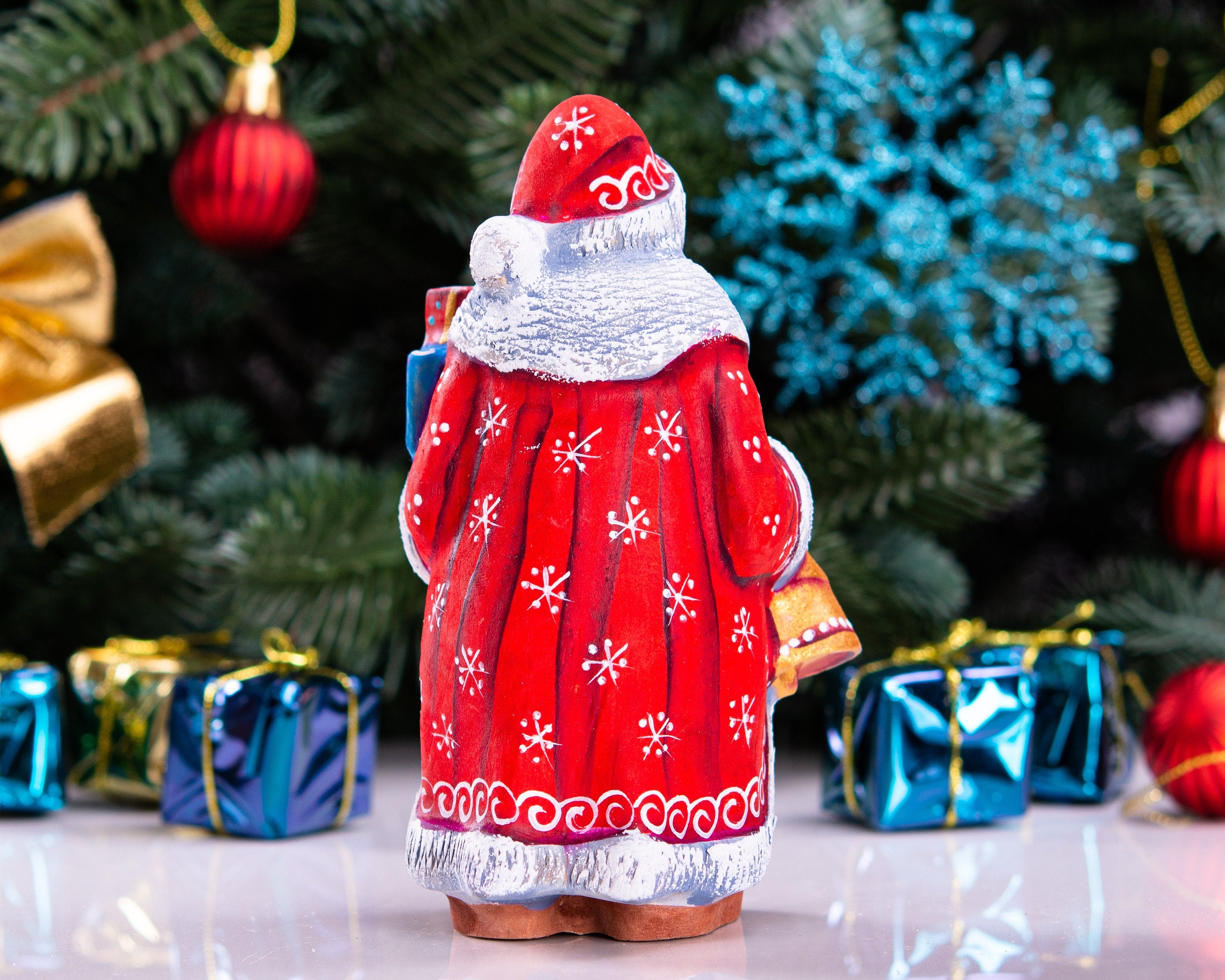 Hand Carved Wooden Santa Figurine: Eco-Friendly Christmas Decor