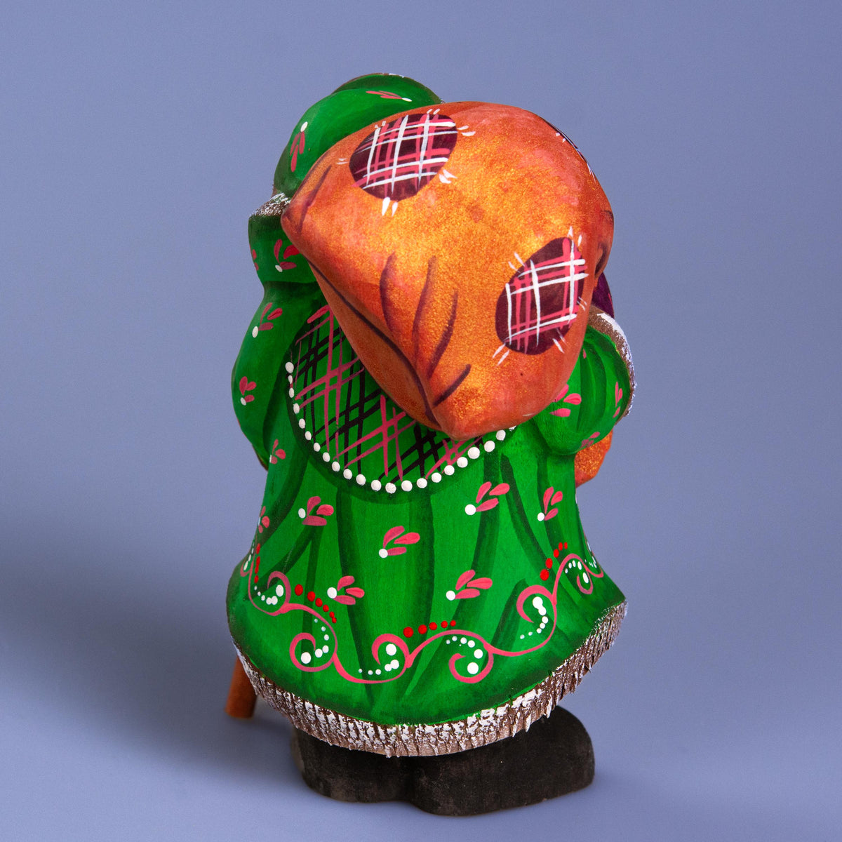 Hand-Carved Wooden Santa Claus Figurine: 6" Holiday Decor